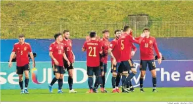 ?? IGOR KUPLJENIK / EFE ?? Los jugadores de España celebran el primero de los goles de Dani Gómez contra la República Checa.