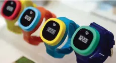  ?? FOTO: BRITTA PEDERSEN/DPA ?? Der Spion am Handgelenk: Mit Hilfe von GPS-Smartwatch­es, die eine eingebaute Sim-Karte haben, erfahren Eltern nicht nur den Standort ihrer Kinder. Sie können auch deren Gespräche abhören.