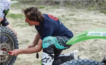  ??  ?? Yves ne se contente pas de rester planté au bord de la piste où ses pilotes alignent des tours. Il participe aux entraîneme­nts physiques et gère aussi l’aspect mécanique, en mettant la main à la pâte.