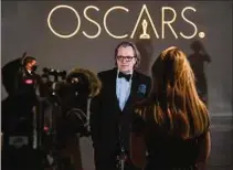  ??  ?? ESTRELLA. El nominado Gary Oldman llegando a la ceremonia