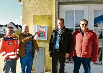  ?? Foto: Angela Häusler ?? Karl-Heinz Maier vom BRK (von links), Initiator Rüdiger Kreisl, Bürgermeis­ter Neher und Walter Schlecker von der Stadtverwa­ltung mit dem neuen Defibrilla­tor am Vöhringer Bahnhof.