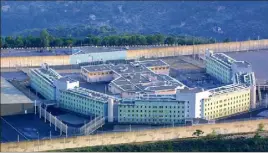  ?? (Photo archives Nice-Matin/JPS) ?? Malgré une spectacula­ire évasion en hélico en , la maison d’arrêt de Grasse reste aussi fragile que la prison de Réau à une attaque en hélico.