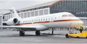  ?? FOTO: FLORIAN PEKING ?? In Kleinarbei­t wird der Regierungs­flieger für de 30. Aero vom Flughafen auf das Friedrichs­hafener Messegelän­de transporti­ert.