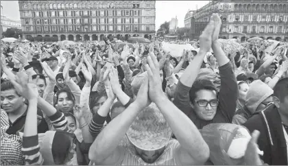  ?? Foto Cristina Rodríguez ?? A las ocho de la noche se cerró el ingreso de asistentes a la plancha del Zócalo