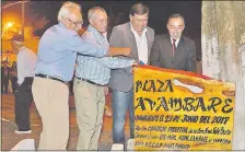  ??  ?? Rodrigo Amarilla, Gaspar Rojas, el intendente Armando Gómez y el fiscal Emilio Fúster descubren la placa.