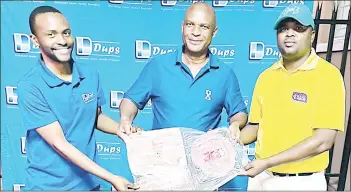  ?? (Courtesy Pic) ?? Dups Leg of Lamb Golf Tournamnet champion Sifiso Zubuko (C) smiles during the prize presentati­on that was conducted by Dups Herbal Shop Manager Sihlangu Jele (L) and profession­al golfer Robert Shiba (R).