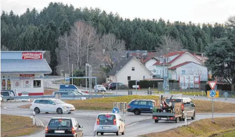  ?? FOTO: MUSCH ?? Tausende Fahrzeuge fahren täglich auf der B 32 an Rotheidlen vorbei, für Lärmschutz­maßnahmen sind aber zu wenig Anwohner betroffen.