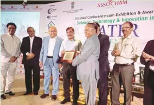  ??  ?? R. G. Agarwal Receiving award from ASSOCHAM for “Excellence in field of Water Education &amp; Awareness”