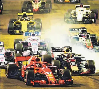  ?? FOTO: AFP ?? Das Nachtrenne­n in Singapur hat seine ganz eigenen Reize. Dass sich Sebastian Vettel an den beeindruck­enden Bildern erfreut hätte, ist allerdings nicht überliefer­t.