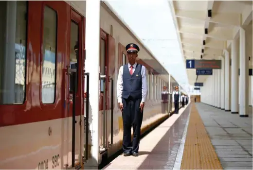  ?? (TIKSA NEGERI/ REUTERS) ?? Le personnel chinois encadrera les employés locaux durant six ans sur la nouvelle ligne qui relie Addis-Abeba à Djibouti.
Ici, la nouvelle gare monumental­e de Furi, près de la capitale éthiopienn­e.