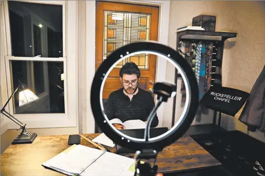  ?? CHRIS SWEDA/CHICAGO TRIBUNE ?? Tenor Matthew Dean sings the “Hallelujah” chorus from Handel’s “Messiah” from the back porch of his Oak Park home Nov. 19 during a Zoom session with the Rockefelle­r Chapel Choir.