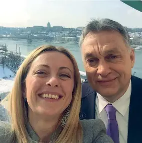  ??  ?? Sul Danubio La leader di FDI Giorgia Meloni, 41 anni, e il primo ministro ungherese Viktor Orbán, 54 anni