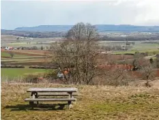  ?? Foto: Rudolf Löhe ?? Gute Aussichten auf dem Oettinger Roßfeld. Dort soll auf einer Erhebung, der städtische­n Erdaushubd­eponie, ein Feldkreuz aufgestell­t werden.