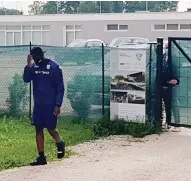  ?? ASS ?? Mario Balotelli 29 anni ieri mattina si è presentato al centro sportivo di Torbole Casaglia, ha sostato un minuto e mezzo davanti al cancello chiuso presidiato da un guardiano prima di tornare verso la macchina. Inutile la telefonata a un dirigente