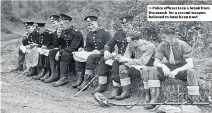  ??  ?? &gt; Police officers take a break from the search for a second weapon believed to have been used