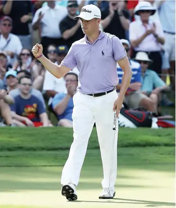  ?? PHOTO AFP ?? L’Américain Justin Thomas a mis la main sur la coupe FedEx hier, à Atlanta.