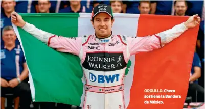  ??  ?? ORGULLO. Checo sostiene la Bandera de México.