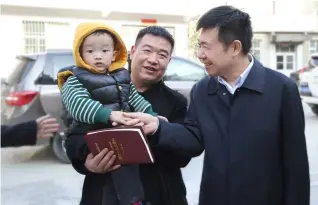  ??  ?? 2019年3月11日，郭青在平利县洛河镇看­望脱贫攻坚帮扶工作队。