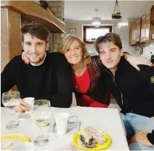  ?? PONENTE ?? Manuel con la madre Cinzia e il fratello Omar