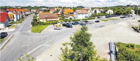  ?? FOTO: HIL ?? Der Parkplatz zwischen Goethestra­ße und Mörikestra­ße soll laut Plan zum Aufenthalt­sbereich für Wartende werden. Der Busbahnhof erstreckt sich demnach bis zum Platz vor der Stadthalle. Ein kleiner Bereich des Parkplatze­s vor der Halle wird ebenfalls benötigt: Der Autoverkeh­r soll von der Mörikestra­ße um den Wendehamme­r herum in die Manzenberg­straße geleitet werden.