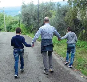  ??  ?? Insieme Fabrizio Schiavo con i suoi due figli gemelli, affetti da autismo. Insieme ad altri 15 papà, Schiavo ha fondato «Divento grande Onlus» per dare sostegno ai genitori nella stessa situazione