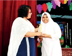  ?? ?? Saaliha Faahik receiving the Al Awwal Best all-rounder 2022 award from chief guest Ms. Ifthiya Cader