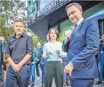  ?? FOTO: MICHAEL KAPPELER ?? Auf der Suche nach Gemeinsamk­eiten: Die Grünen-Doppelspit­ze Robert Habeck und Annalena Baerbock mit FDP-Chef Christian Lindner (von links) nach den Sondierung­sgespräche­n.