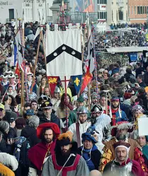  ??  ?? Tra la folla Il corteo storico attraversa la città fino a San Marco