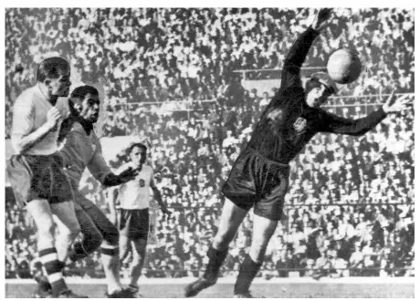  ?? THE HINDU PHOTO LIBRARY ?? Top class: Brazilian centre forward Vava scores his team’s third goal past Czech goalkeeper Viliam Schrojf and seals the fate of Czechoslov­akia in the final.