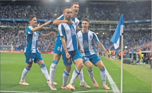  ??  ?? ‘DARDERISMO’. Los jugadores del Espanyol celebran ante el banderín de córner el gol de Darder, que daba los tres puntos ante el Villarreal.
