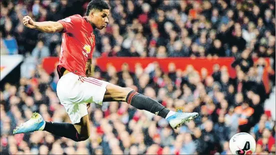  ?? PETER POWELL / EFE ?? Marcus Rashford marcando el gol del Manchester United con este remate, ayer en Old Trafford