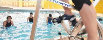  ?? FOTO: ULRICH PERREY/DPA ?? Ab Oktober gibt es im Ravensburg­er Hallenbad Aqua-Cycling-Kurse.