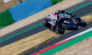  ?? (Photo Patrick Bertineau) ?? Sur la piste de Magny-Cours qu’il affectionn­e particuliè­rement, Grégory Carbonnel a tout de suite fait le grand écart au guidon de sa Yam’ R :  victoires et  points en poche !