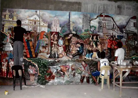  ?? TONETTE T. OREJAS/INQUIRER CENTRAL LUZON ?? THE UNESCO heritage city of Vigan commission­ed Kapampanga­n sculptor Wilfredo Layug to do this wood relief on the culture and history of the city.