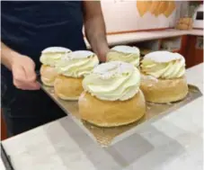  ?? FOTO: CHARLOTTE ARWEDSSON ?? TIDIGT.
Café Petit Four i Väsby Centrum har som många andra konditorie­r börjat tidigt med semlor.