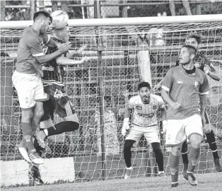  ?? GENTILEZA DIARIO "LA ARENA" DE SANTA ROSA ?? Ezequiel Roque, de All Boys, se anticipa y despeja en el salto ganándole a Franco Antognoli.