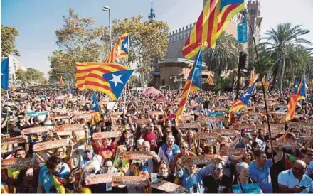  ?? EPA PIC ?? Pro-independen­ce protesters gathering outside the Catalan Parliament in Barcelona yesterday.