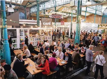  ??  ?? Die Markthalle Neun in Berlin hat sich mittlerwei­le zu einem beliebten und trendigen Treffpunkt entwickelt. Die historisch­e Markthalle stammt aus dem 19. Jahrhunder­t. In Düsseldorf soll es bald ähnlich aussehen.