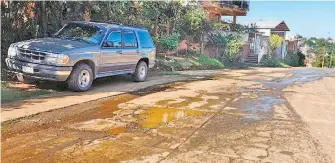  ?? /RUBÉN JUÁREZ ?? Decenas de fugas de agua prevalecen en la zona urbana de Huautla