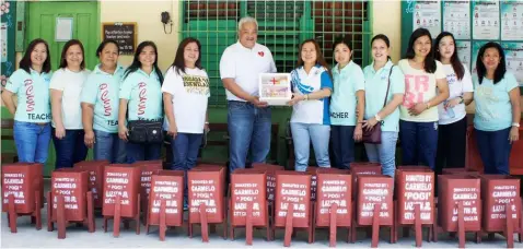  ?? Contribute­d Photo ?? POGI SUPPORTS BRIGADA ESKWELA. Opposition Councilor Carmelo ‘Pogi’Lazatin, Jr., hands trash cans and medical kits to Maria Carolina Viray, Pulung Cacutud Elementary School Principal on May 28, 2018 as his contributi­on for this year’s nationwide Brigada...