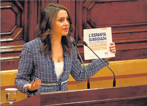  ?? JORDI SOTERAS ?? Inés Arrimadas, ayer en el Pleno del Parlament, muestra un campaña publicitar­ia que fue elaborada por Jordi Turull.