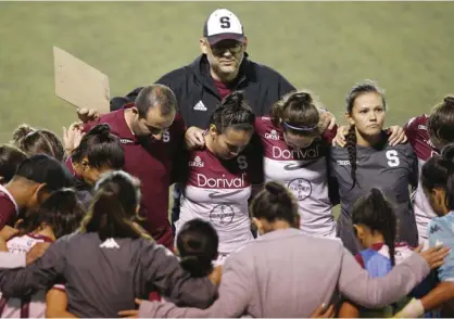  ?? ALBERT MARÍN ?? En junio anterior, Saprissa alzó la copa del Apertura 2019. “Siento que Saprissa ha sido campeón por el equipo, no por la estructura de cuerpo técnico”, dijo Katherine Arroyo, hoy exmorada.