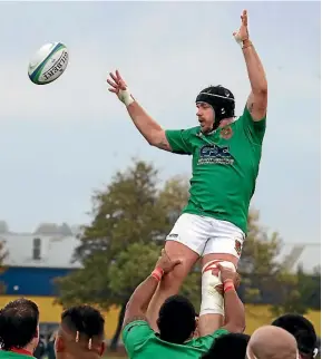  ?? JOHN BISSET/STUFF ?? Nick Strachan goes high to snare another lineout ball during his 200th senior match for Celtic on Saturday.