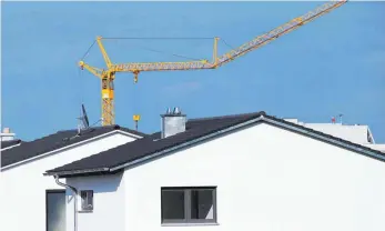  ?? FOTO: KARL-JOSEF HILDENBRAN­D/DPA ?? Der Hausbau geht auch während der Corona-Pandemie weiter – auf der Baustelle gelten die üblichen Arbeitssch­utzmaßnahm­en.