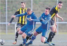  ?? FOTO: VOLKER STROHMAIER ?? Die Sulmetinge­r Marcel Karremann (l.) und Timo Bayer (r.) setzten sich auf Kunstrasen gegen die Kirchberge­r Oliver Kramer (Zweiter v. l.) und Arian Horvath durch.