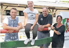  ?? FOTO: CHRISTIAN BEIER ?? Philip und Paulina Holzknecht, Lothar Schräder und Katja Herrguth (von links) auf Gut Jagenberg.