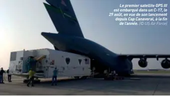  ??  ?? Le premier satellite GPS III est embarqué dans un C-17, le 29 août, en vue de son lancement depuis Cap Canaveral, à la fin de l’année. (© US Air Force)