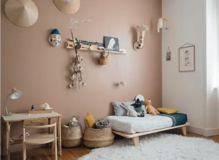  ??  ?? Entre pièces chinées, mobilier contempora­in et touches ethniques, la chambre de ce petit garçon est une véritable mine d’inspiratio­ns au fort tempéramen­t déco.