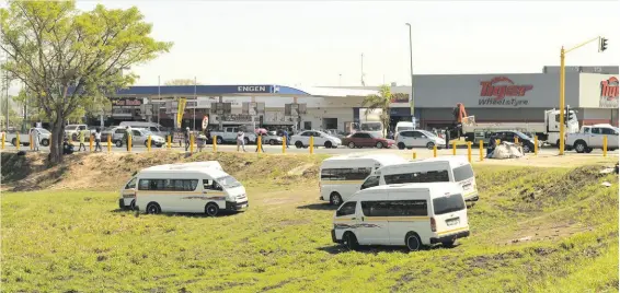  ?? > Photo: Chelsea Pieterse ?? Taxis parked on the wetland opposite Tiger Wheel and Tyre on October 12.