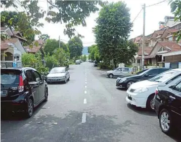  ??  ?? Jalan pintas dari kawasan pembinaan ke rumah penduduk di Taman Ukay Bistari menimbulka­n bantahan penduduk setempat.